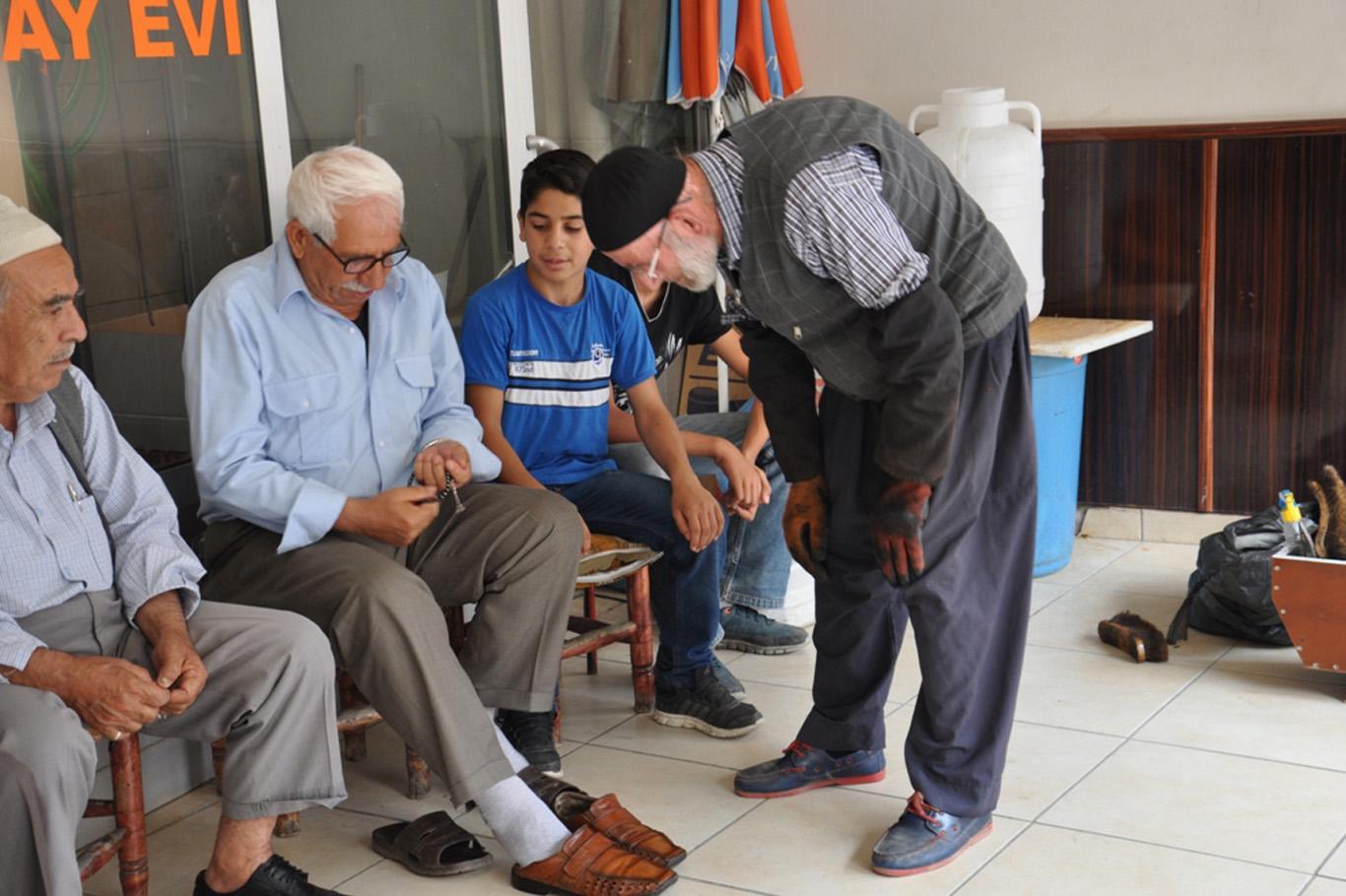 Yaşlı adam ayakkabı boyayarak ev geçindiriyor Yaşlı adam ayakkabı boyayarak ev geçindiriyor